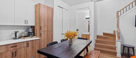 Apartment, 3 Bedrooms | Dining room