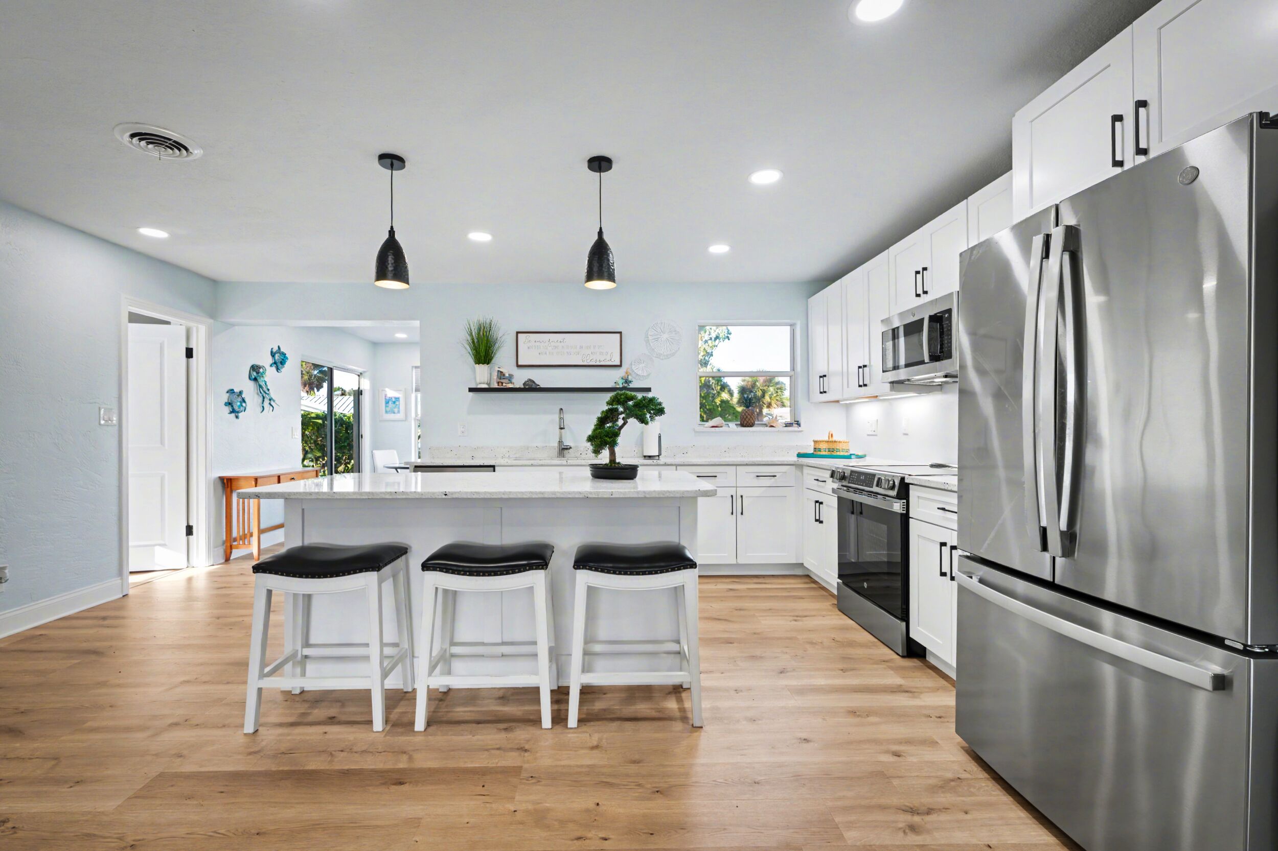 Mikrobølgeovn, ovn, kokeplater og oppvaskmaskin