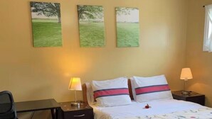 A hotel room with a bed, two nightstands, a desk, and a chair. - The FAB House-Close to SoFi, Beaches, LAX Airport&Freeway 405&105 (Hawthorne)