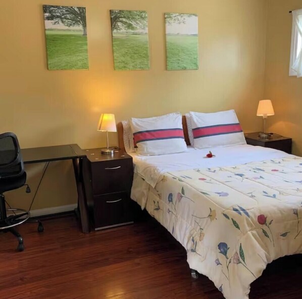 A hotel room with a bed, two nightstands, a desk, and a chair. - The FAB House-Close to SoFi, Beaches, LAX Airport&Freeway 405&105 (Hawthorne)