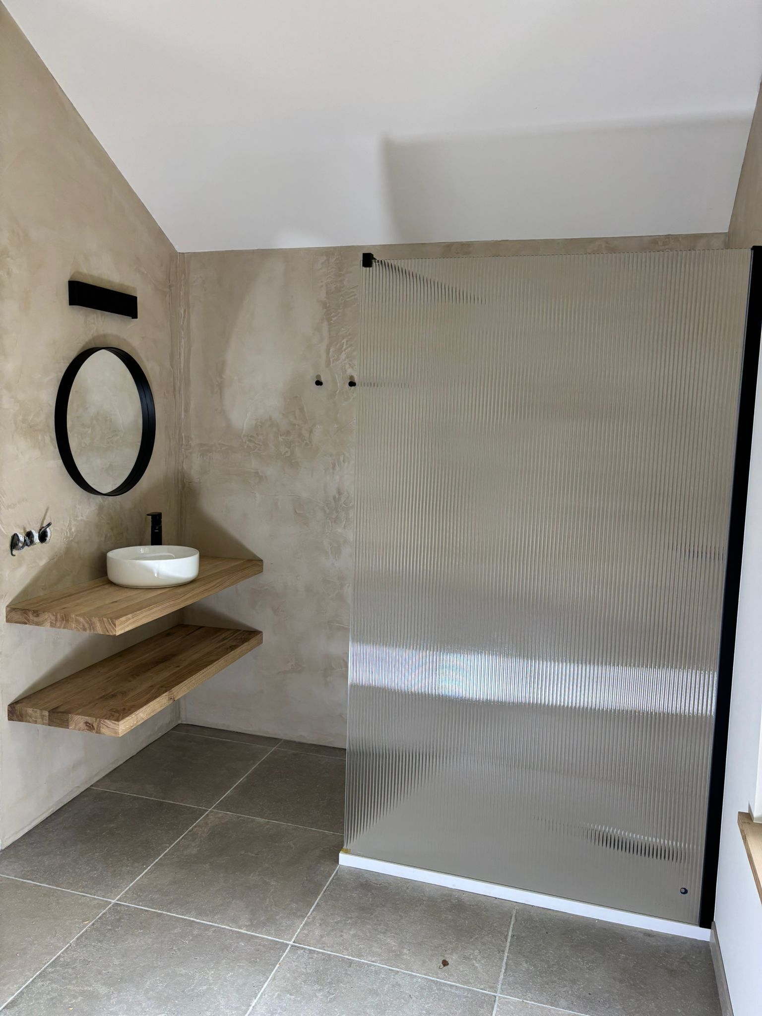 Douche, sèche-cheveux, serviettes fournies, savon