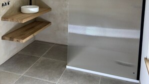 シャワー、ヘアドライヤー、タオル、石鹸