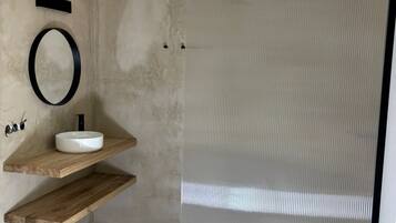 Douche, sĂšche-cheveux, serviettes fournies, savon