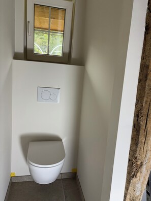 Een douche, een haardroger, handdoeken, zeep