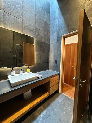 Shower, towels, soap, shampoo - Casa Carmen Etla (San Lorenzo Cacaotepec)