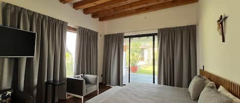 Cortinas blackout, tabla de planchar con plancha y wifi gratis