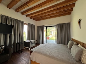 Cortinas opacas, tabla de planchar con plancha, wifi gratis