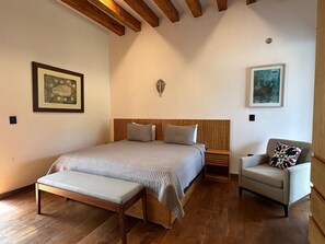 Cortinas opacas, tabla de planchar con plancha, wifi gratis