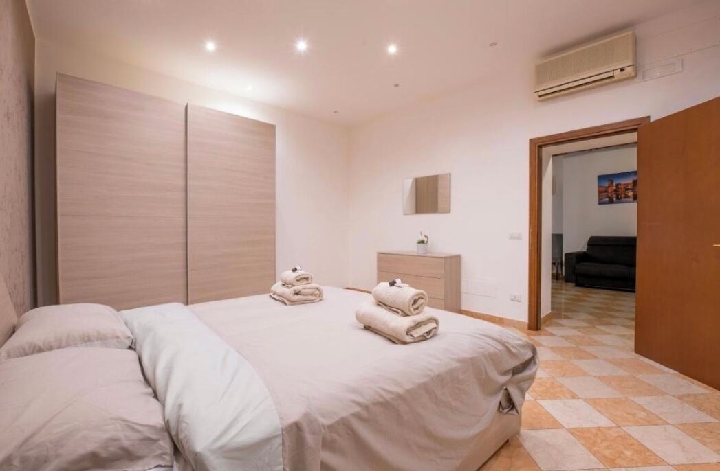 Tabla de planchar con plancha, internet y ropa de cama 