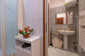 ヘアドライヤー、タオル、石鹸、トイレットペーパー