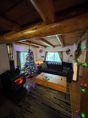 Smart TV y chimenea 