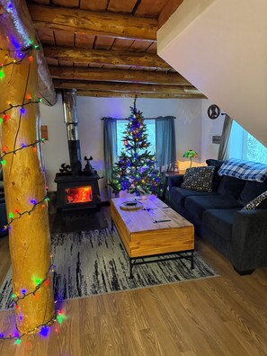 Smart TV, fireplace - Authentic Alaskan Northern Lights Lodge in the Hills of Fairbanks (Fairbanks)