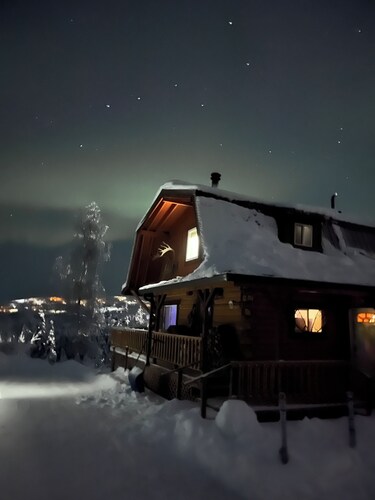 Authentic Alaskan Northern Lights Lodge in the Hills of Fairbanks