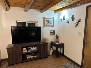 Interior - Authentic Alaskan Northern Lights Lodge in the Hills of Fairbanks (Fairbanks)