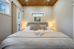 Free WiFi - Romantic Cabin with a Hot Tub (Broken Bow)