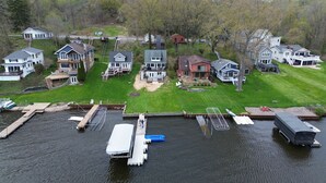Zona residencial con casas, un muelle y un bote.