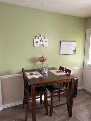 Dining - 2-bedroom apartment in beautiful Clarksville with warm stylish Farmhouse look (Clarksville)