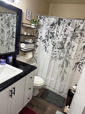 Bathroom - 2-bedroom apartment in beautiful Clarksville with warm stylish Farmhouse look (Clarksville)