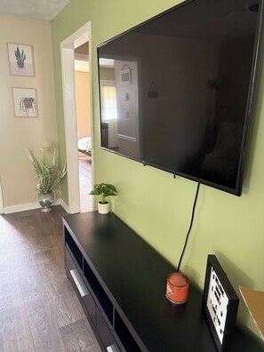 Room - 2-bedroom apartment in beautiful Clarksville with warm stylish Farmhouse look (Clarksville)