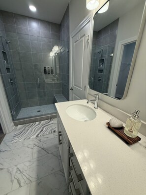 Douche, séchoir à cheveux, serviettes fournies, savon