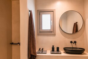 Shower, towels - Santorini - Villa - Sleeps 5 - Pool - Parking (Santorini)