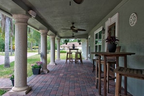 Outdoor dining - Soak Up Sunny FL Vibes at this Rad Ranch House (Jupiter)