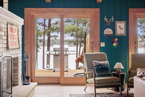 The Painted Turtle: Lakefront, Hot Tub, Sauna, Theater, Game Room, Playset