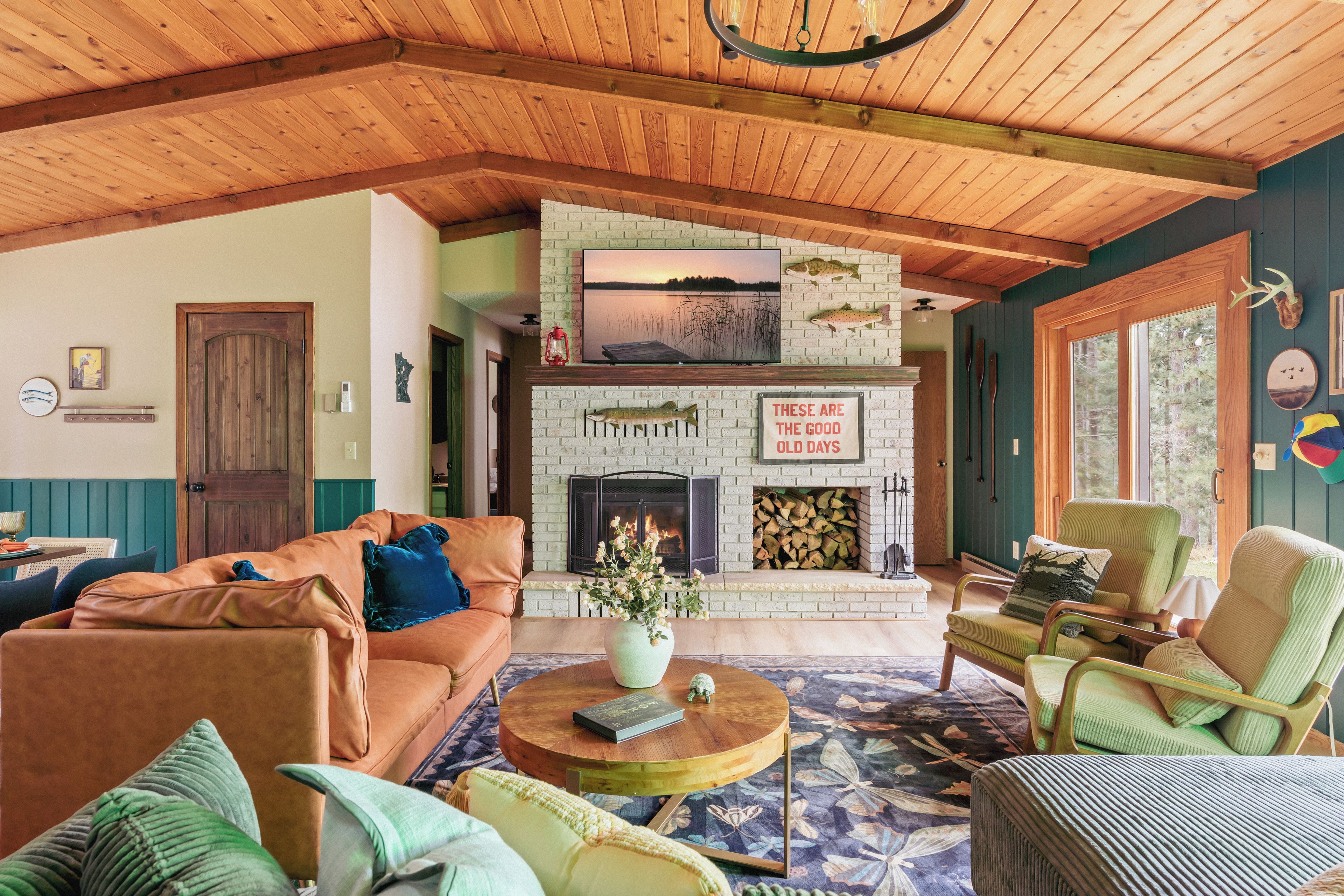 Un salon chaleureux avec une cheminée, un plafond en bois et des sièges confortables.