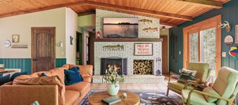 The Painted Turtle: Lakefront, Hot Tub, Sauna, Theater, Game Room, Playset