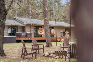 Terrace/patio - The Painted Turtle: Lakefront, Hot Tub, Sauna, Theater, Game Room, Playset (Nisswa)