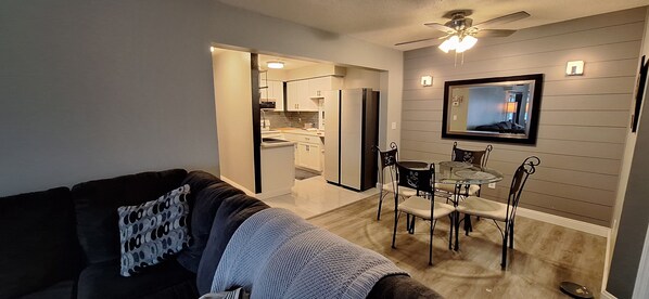 Televisión y chimenea 