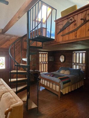 Room - Awesome Cabin of many sunsets. (Comstock)