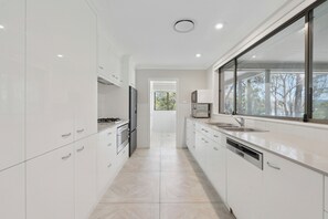 Mikrobølgeovn, ovn, kogeplade, opvaskemaskine