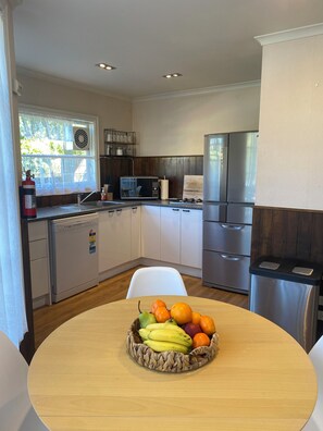 Geladeira, micro-ondas, cooktop, lava-louças