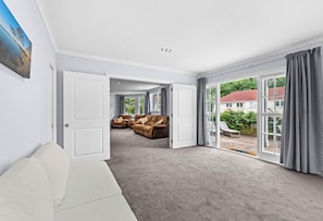 Smart TV - Fantail studio walk to town (Napier)