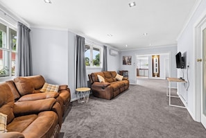 Smart TV - Fantail studio walk to town (Napier)