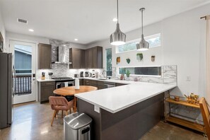 Private kitchen - The Grand Cozy Getaway – 4BR Family Retreat (Austin)
