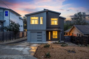 Exterior - The Grand Cozy Getaway – 4BR Family Retreat (Austin)