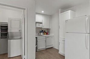 Fridge, microwave, stovetop, dishwasher