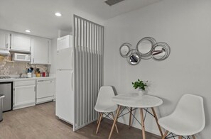 Fridge, microwave, stovetop, dishwasher