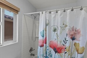 Séchoir à cheveux, serviettes fournies, papier de toilette