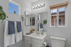 Sèche-cheveux, serviettes fournies, papier toilette