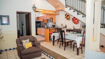 Deluxe House, 4 Bedrooms | Dining room