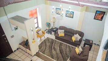 Deluxe House, 4 Bedrooms | Living room