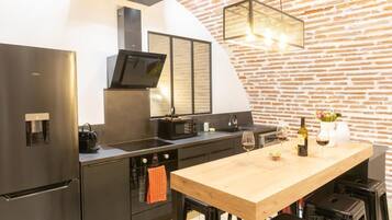 Køleskab, mikrobølgeovn, ovn, kogeplade