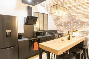 Kühlschrank, Mikrowelle, Ofen, Herdplatte