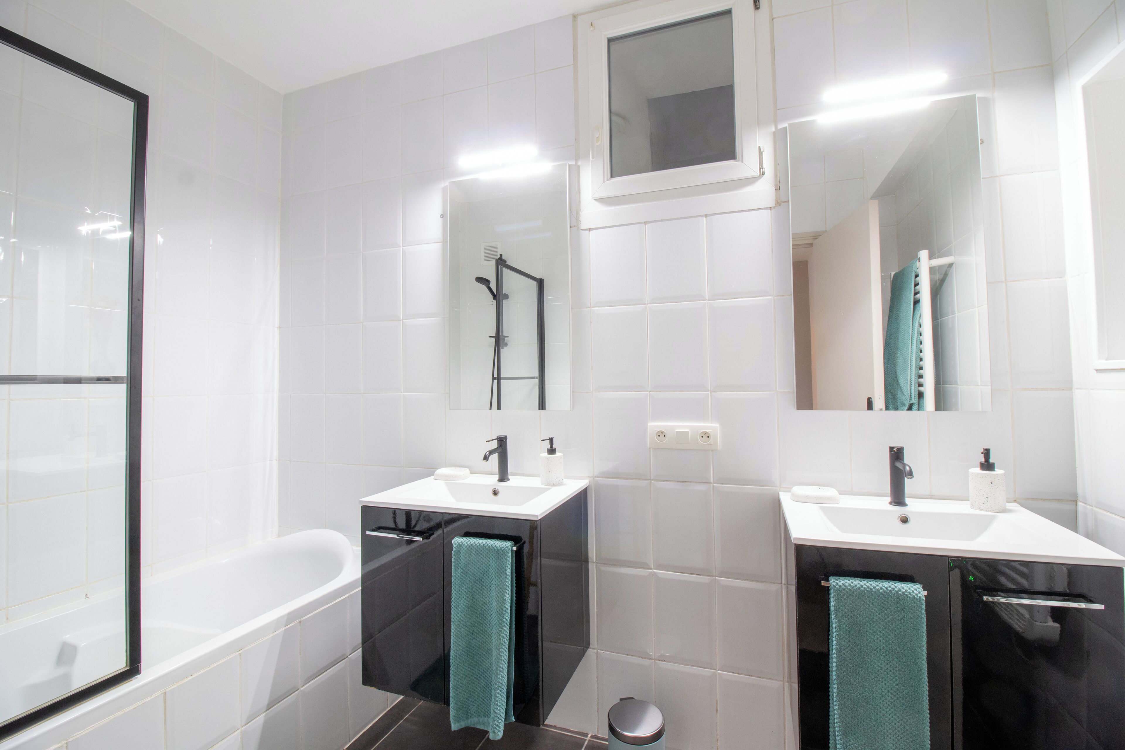 Een haardroger, handdoeken, toiletpapier