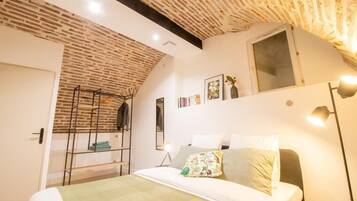 Desk, iron/ironing board, WiFi, bed sheets