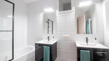 Haartrockner, Handtücher, Toilettenpapier