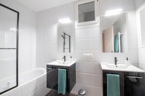 Haartrockner, Handtücher, Toilettenpapier